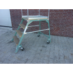 Platformtrap, werkhoogte 97 cm. Gebruikt.
